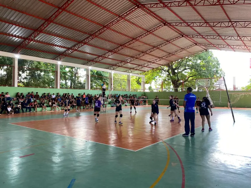 Mais de 1.800 atletas disputaram vagas para a fase estadual nas modalidades de vôlei, basquete e futsal.