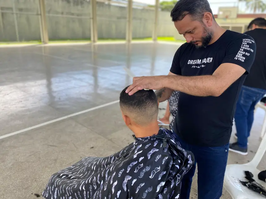 Cortes de cabelo gratuitos foram realizados nos internos