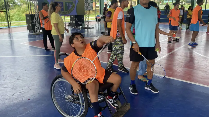 Jovens atletas mostram talento e determinação nas atividades do Festival Paralímpico 2025, reforçando que o esporte é um caminho para a inclusão e o empoderamento