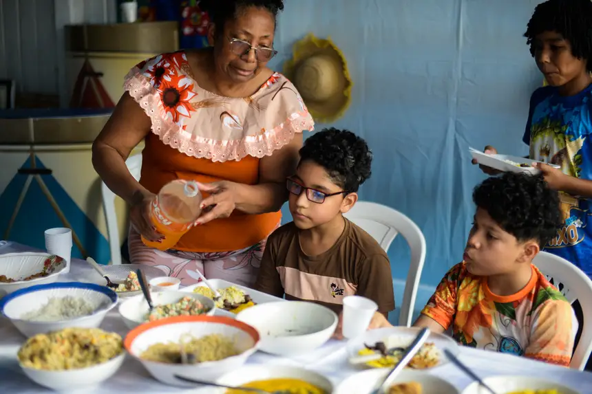 Famílias mantêm viva a tradição de oferecer um almoço dedicado aos pequeninos