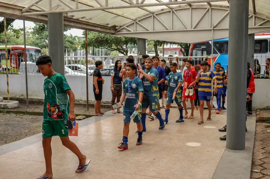 Alunos voltando para o Centro de vivência após os jogos
