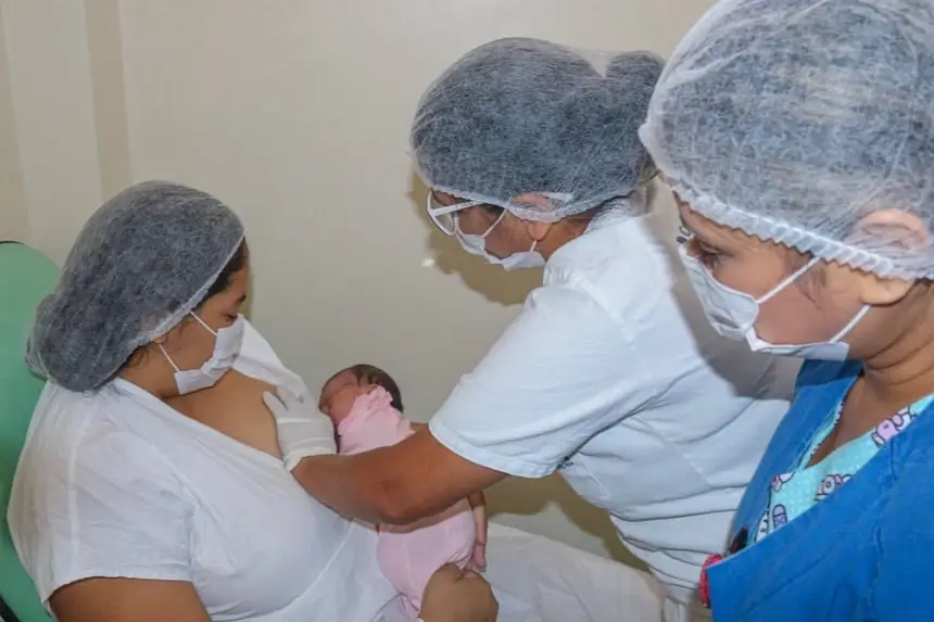 Pacientes recebem orientações antes e depois do parto, como a forma correta da pega para a amamentação