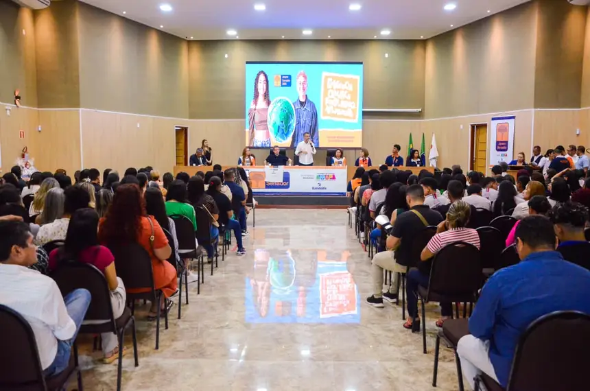 A programação reuniu autoridades, gestores escolares, professores e estudantes do ensino médio 
