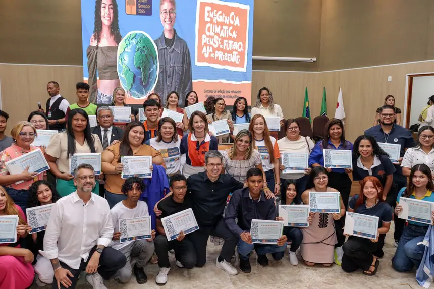 Durante a cerimônia, também foram premiados os alunos e professores responsáveis pelas 18 redações finalistas