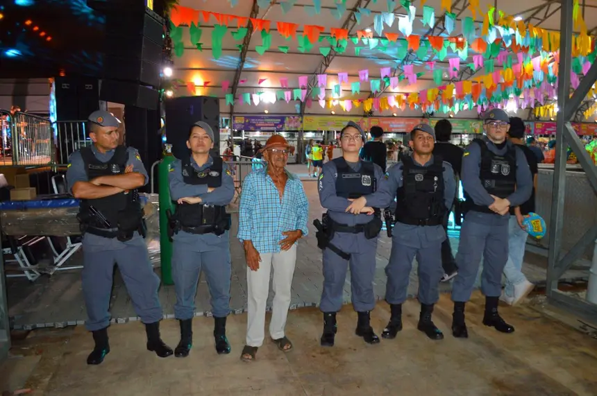 Empolgado com a interação com os policiais militares