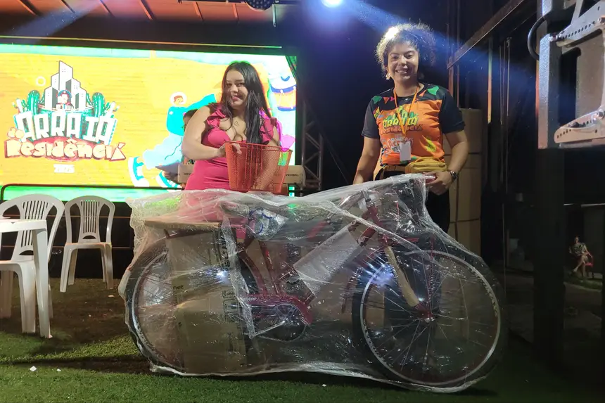 Bingo: Ganhadora da Bicicleta com o seu prêmio 