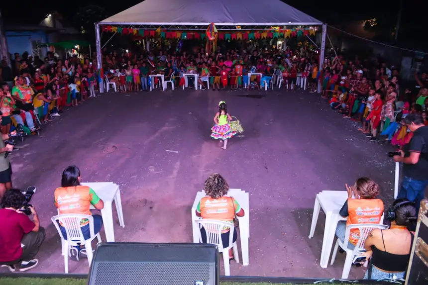 a pequena Ana Castro, de 10 anos, dançando durante o concurso de miss caipira mirim.