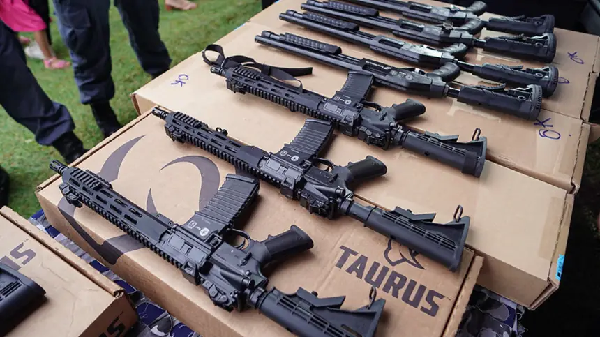 Armamentos com fuzis foram adquiridos para fortalecer o combate à criminalidade.