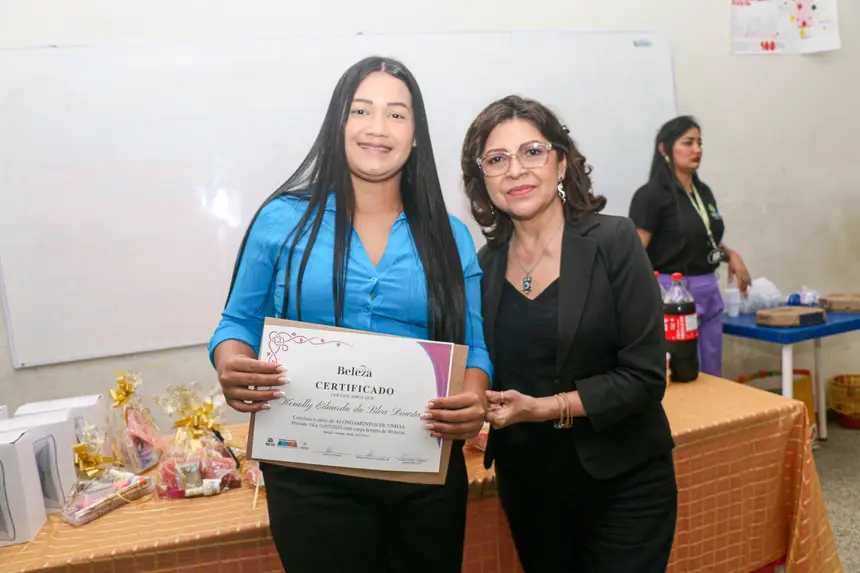 Professora Luciete Tavares entregando certificado a sua aluna