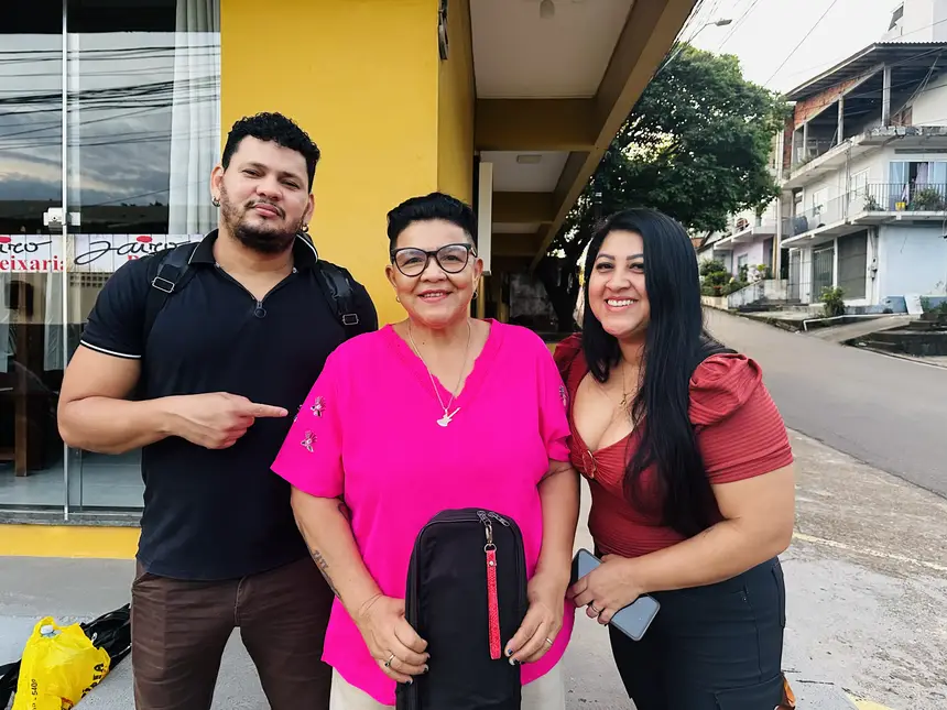 A cantora e compositora Sandra Lima foi a primeira a se apresentar e disse estar muito feliz e confiante por ter seu samba classificado para a próxima fase.