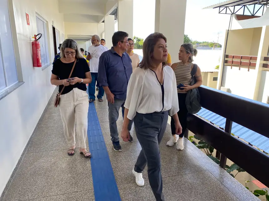 A secretária Sandra Casimiro juntamente com a equipe técnica da Seed