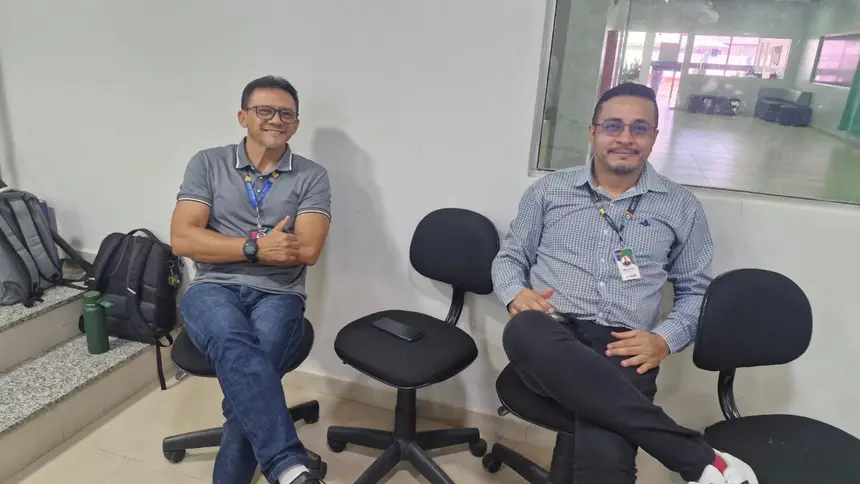 Técnico da Seed, Daniel da Costa, e o coordenador da Central do SAEB, Diego Bentes, participam das atividades no CVEDUC