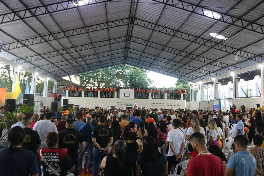 A reinauguração da Escola Raimunda Virgolino mobilizou a comunidade escolar e reuniu professores, estudantes e familiares em uma cerimônia realizada na quadra da escola