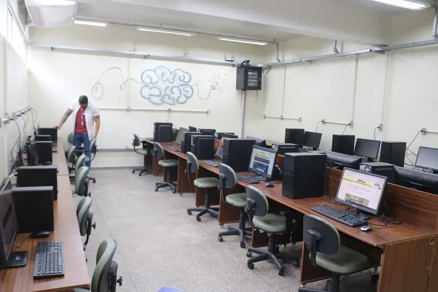 A instituição conta com laboratório de informática 
