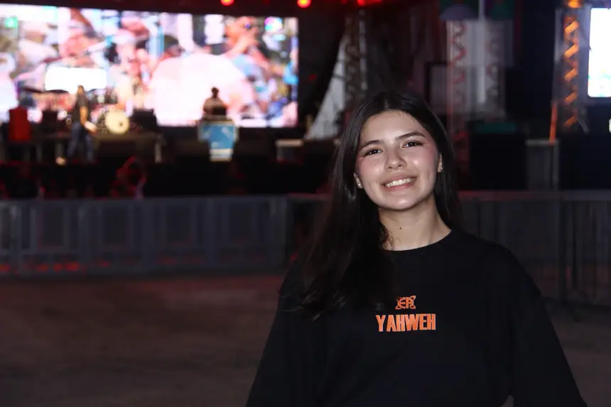 Isabella Freitas , de 15 anos do Ministério do Esconderijo do Altíssimo