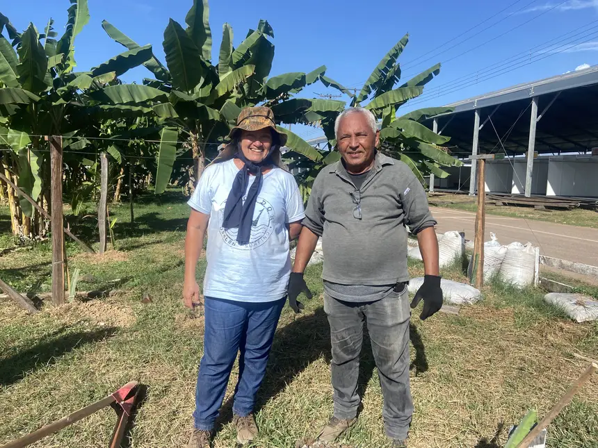 Engenheiros agrônomo, Socorro Carvalho e José Pereira, coordenam o espaço rural.  