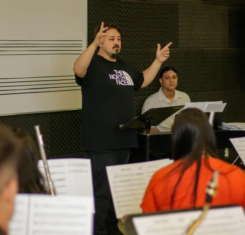 Durante o dia foram realizadas oficinas de coral, violino, violão, piano popular, flauta doce e dentre outros 