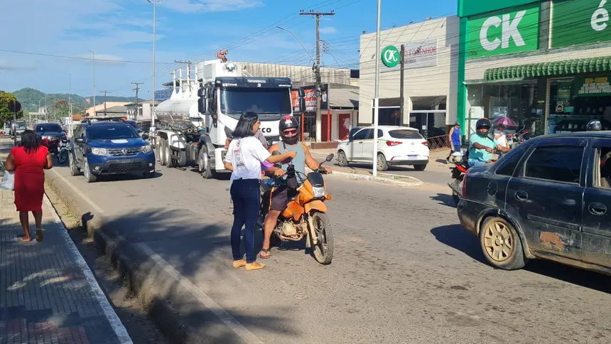 Motoristas, ciclistas, motociclistas e pedestres foram conscientizados sobre a violência contra a mulher