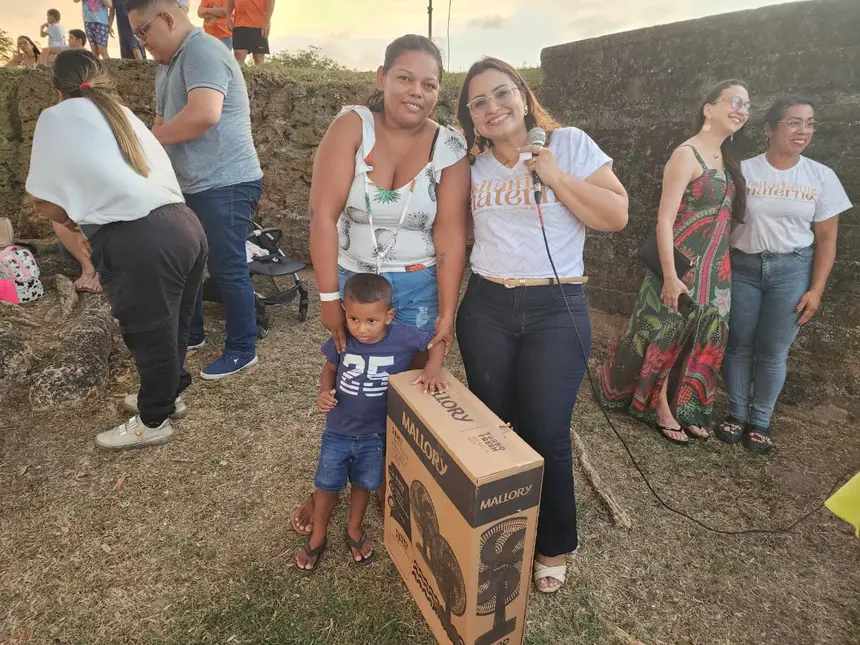 Teve sorteio de brindes e distribuição de cestas bpaascias às mães participantes