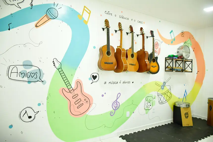 Sala com música, arte e terapia