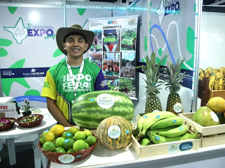 Venda de frutas e verduras da região 
