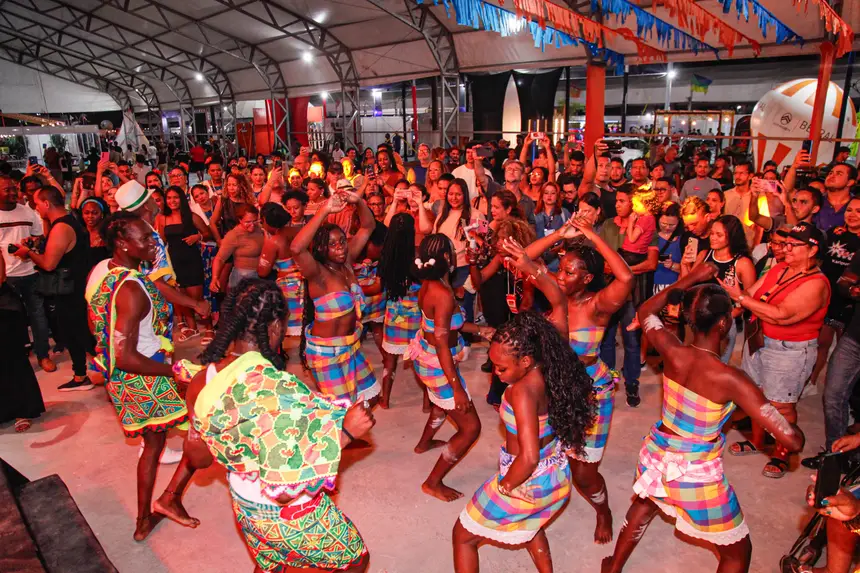 Grupo Tambores Saramaka, da cidade de Kohou, na Guiana Francesa contagiou o público com muito gingado