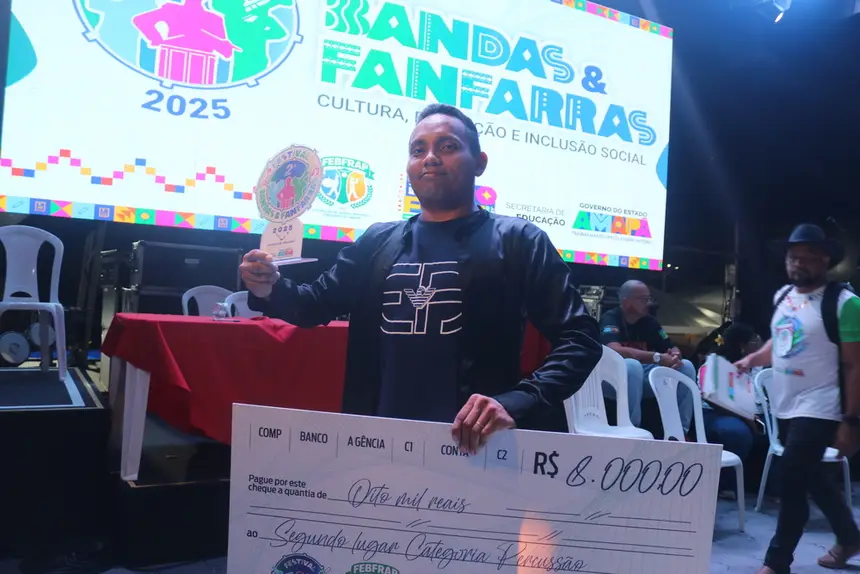Adnor Macedo, diretor da Escola Joaquim Caetano, que ficou em segundo lugar na categoria percussão 