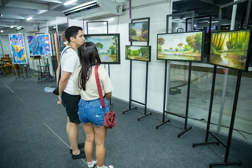 Na galeria de artes, as obras amapaenses prenderam a atenção do público 