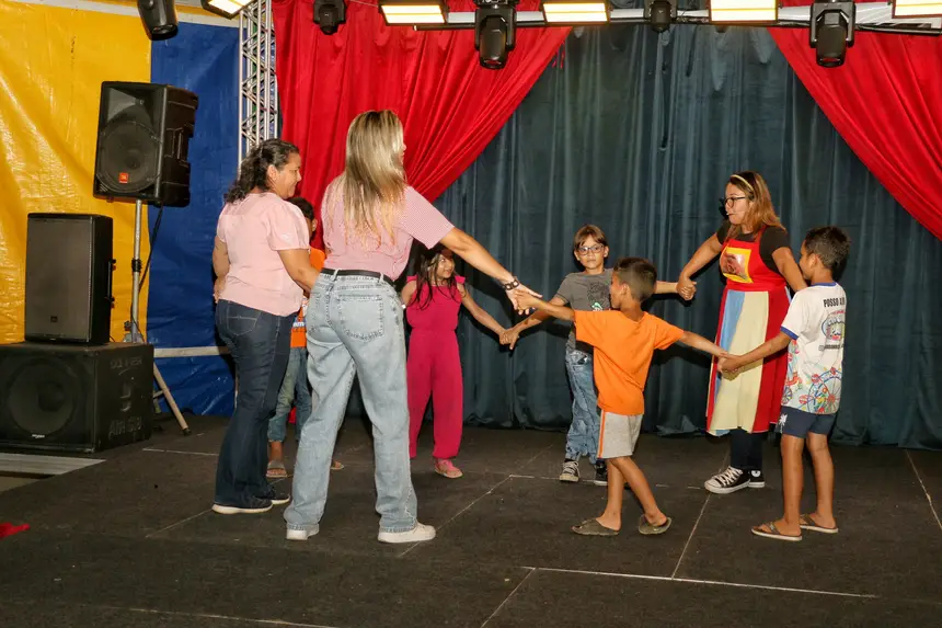 No circo, a criançada aproveitou .