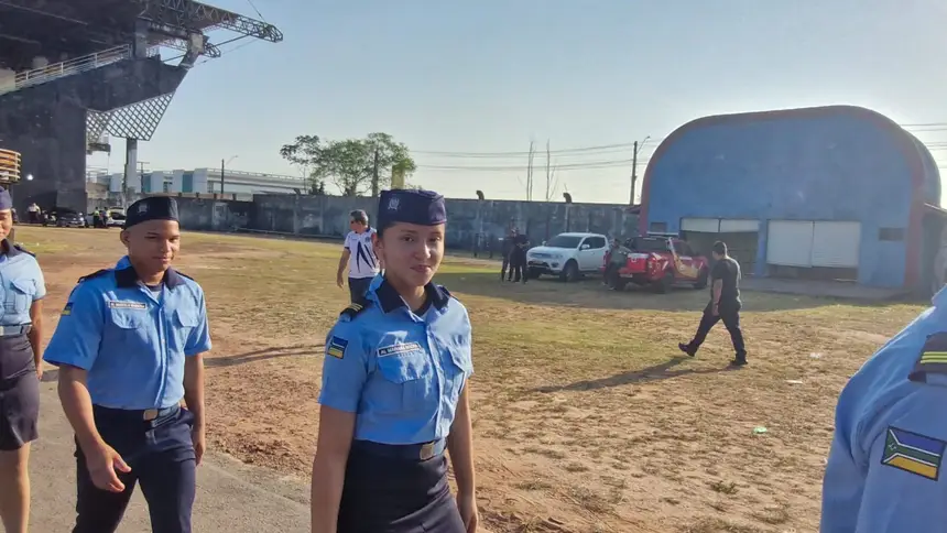 Estudantes deixam o ponto de concentração em direção ao Sambódromo de Macapá. Ao centro, a estudante Mariana Santos
