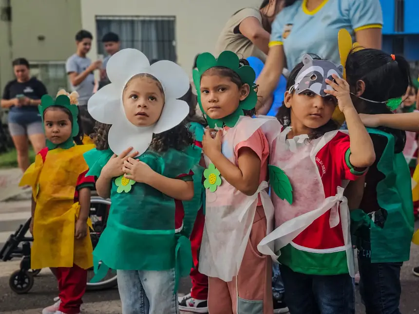 Estudantes caracterizados no desfile