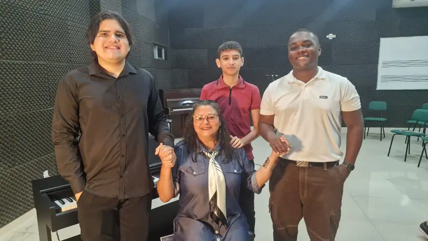 Professora Maria de Loudes com seus estudantes de piano