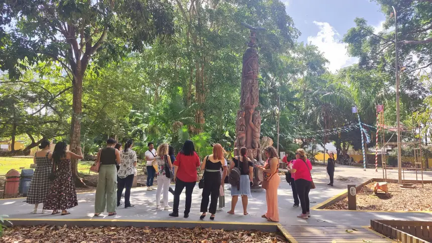 Alunas durante atividade prática no Museu Sacaca, em Macapá