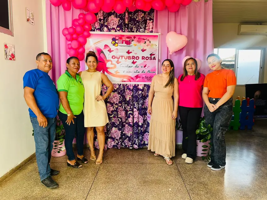 Coordenadora do Camuf Santana, Iraciara Nunes (à direita, de blusa rosa)