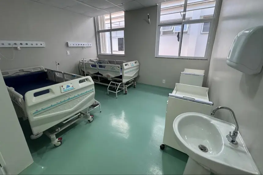 Unidade começa a ser equipada com material hospitalar, como leito e insumos para garantir atendimento de excelência ao público infantojuvenil