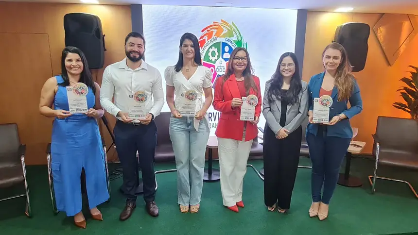 Representantes das secretarias participantes recebem homenagem 