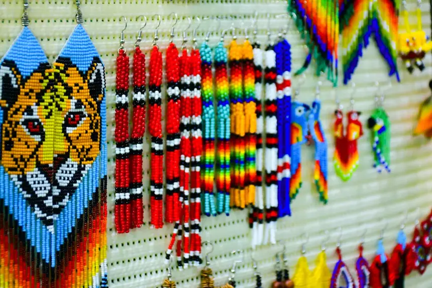 Artesanatos produzidos pelo povo Galibi Marworno expostos no espaço amapaense, atraindo visitantes brasileiros e estrangeiros