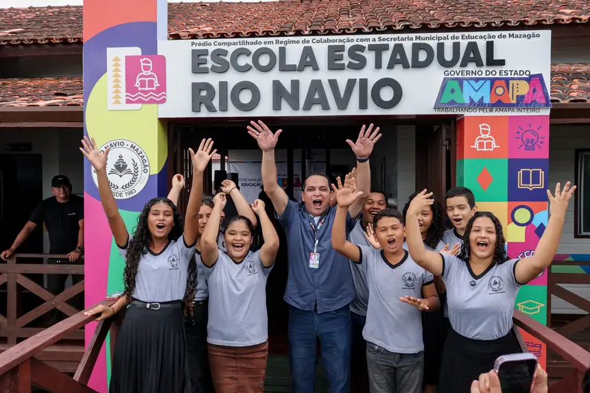 O secretário de educação Paulo Lemos com os alunos da escola Rio Navio