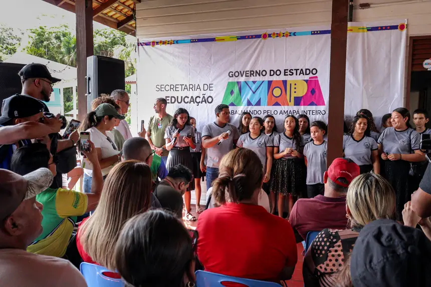 A programação iniciou com apresentação do Grupo de Jovens Nova Geração, formado por alunos da escola
