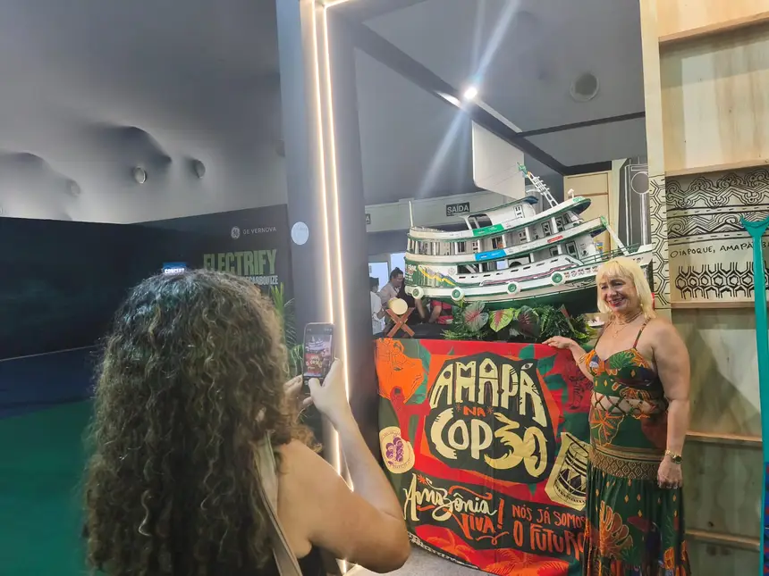 Turistas da Zona Azul fazendo fotos com a réplica do barco 