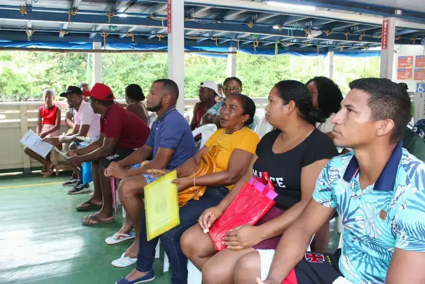 Comunidades ribeirinhas aguardando atendimento na embarcação