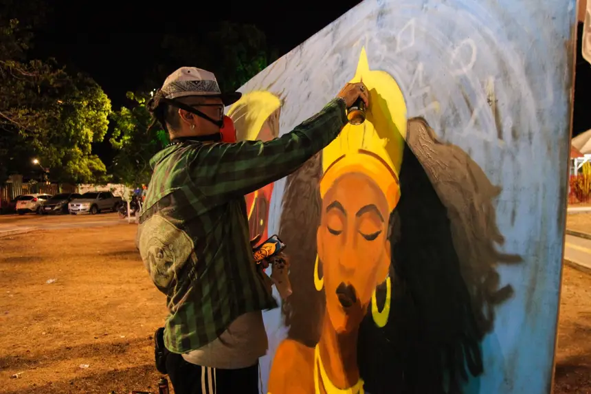 Painéis de grafitagem mostram os traços de artistas locais
