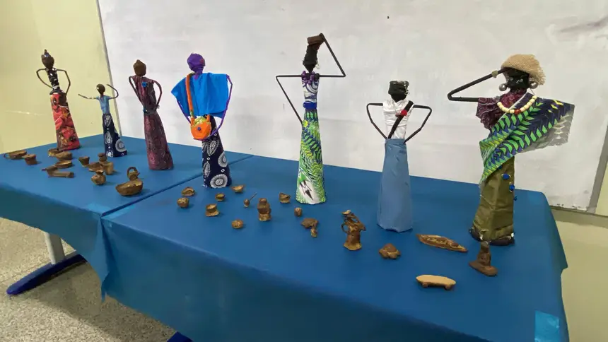Exposições de pinturas, esculturas e trabalhos interdisciplinares mostram a criatividade dos alunos e destacam referências da cultura afro-amapaense e da luta contra o racismo.