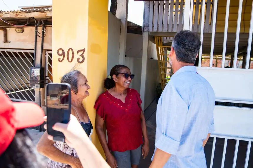 Moradores recebem o governador durante a visita às frentes de trabalho na Avenida Pernambuco