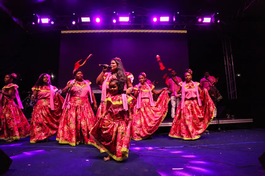 A noite foi marcada pelas danças e rodar das saias, nas rodas de batuque e marabaixo