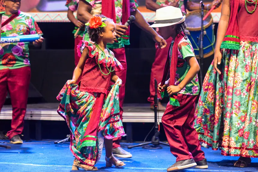 As crianças são presenças constante no palco e nas rodas de batuque e marabaixo