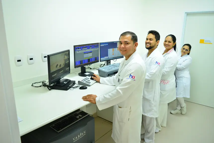 Equipe técnica apresenta o funcionamento dos equipamentos de radioterapia