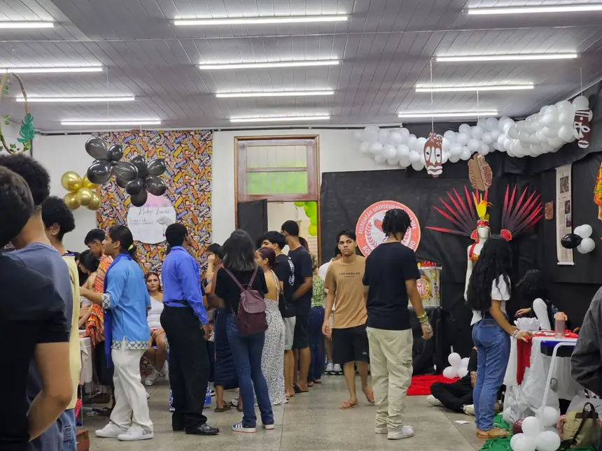 A abertura foi marcada por exposições, estandes temáticos, rodas de conversa e trabalhos que destacam ancestralidade, identidade, consciência ambiental e histórias de protagonismo negro na Amazônia