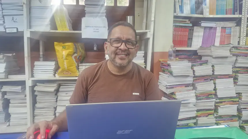 O professor Edson envolveu os alunos com apresentações de reportagens e relatos reais sobre terras caídas