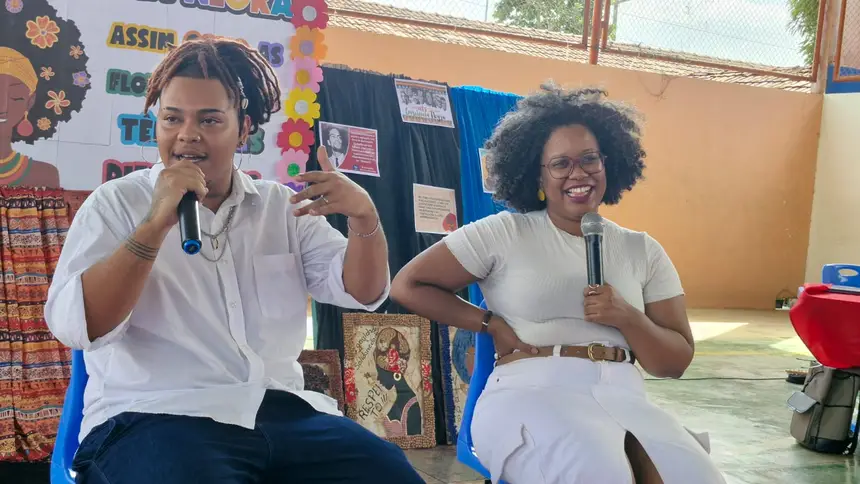 Professor José Simão C. S. Júnior, mediador da roda de conversa, ao lado da professora Ana Carolina Magalhães, que ministrou a palestra educativa